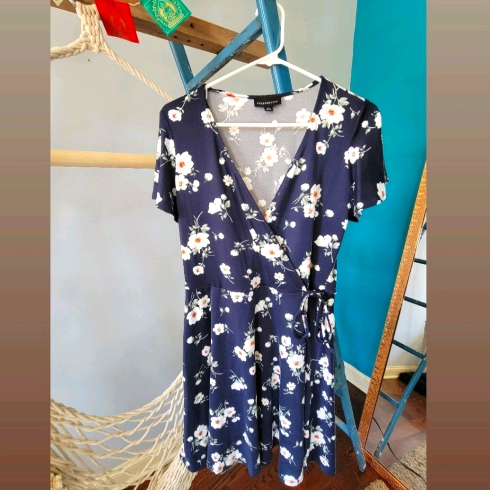 (NEW/UNWORN) Fortune+Ivy Summer Floral Wrap Dress